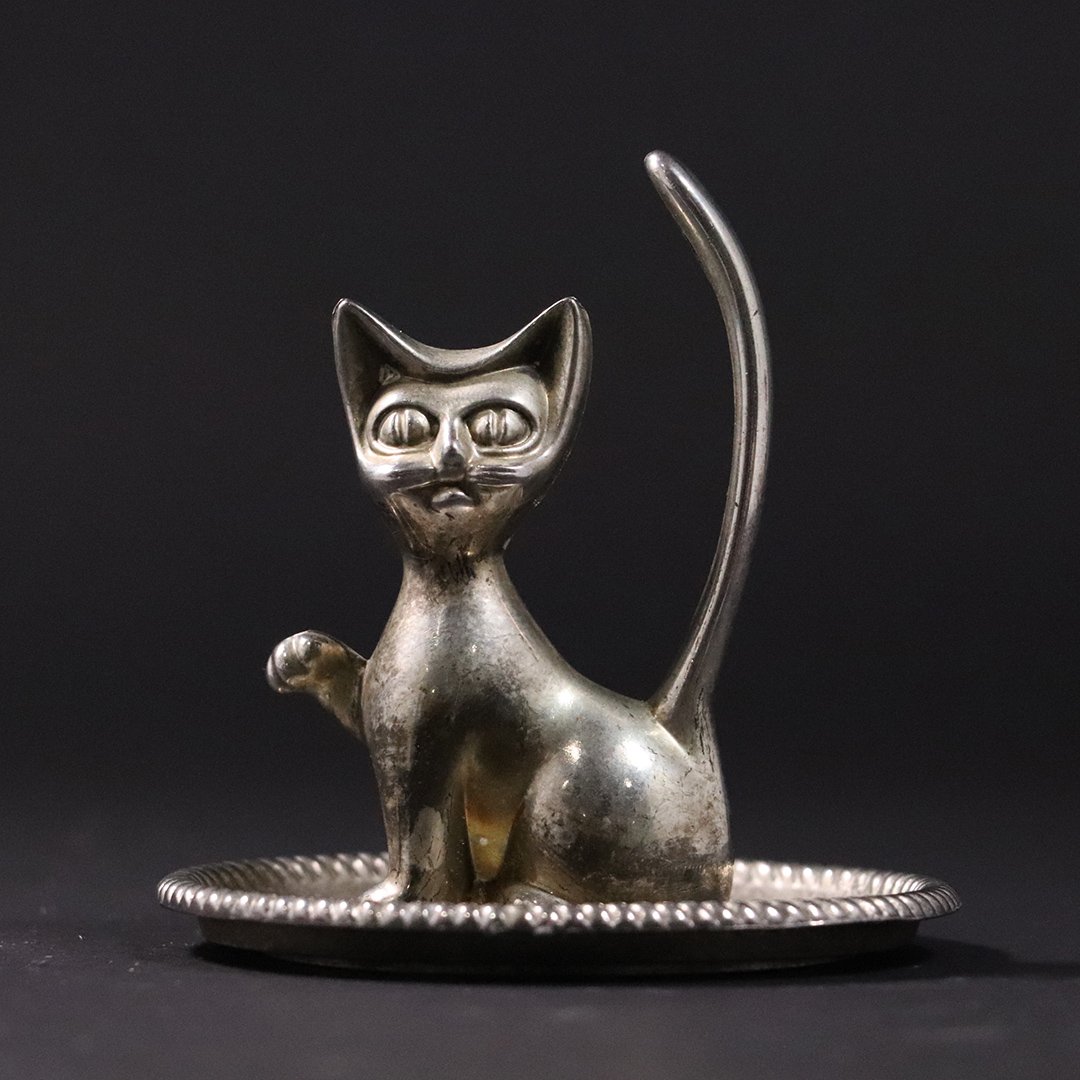 Modern Design Chrome Metal CAT Figure Ring Holder: Modern Design Chrome Metal CAT Figure Ring Holder. Vintage, Vanity Accessory. Size: 3.5 in. height, 3.25 diameter base