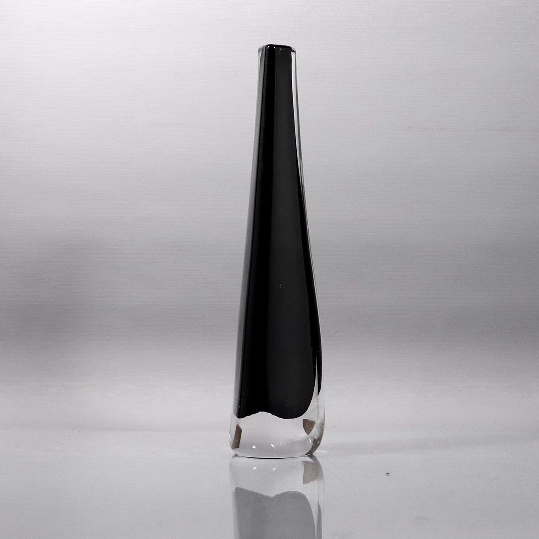 Nils Lindberg Orrefors Signed Vase Mid-Century Modern: Nils Lindberg Orrefors Signed Vase Mid-Century Modern. Size: 11 in. height, 3 in. wide