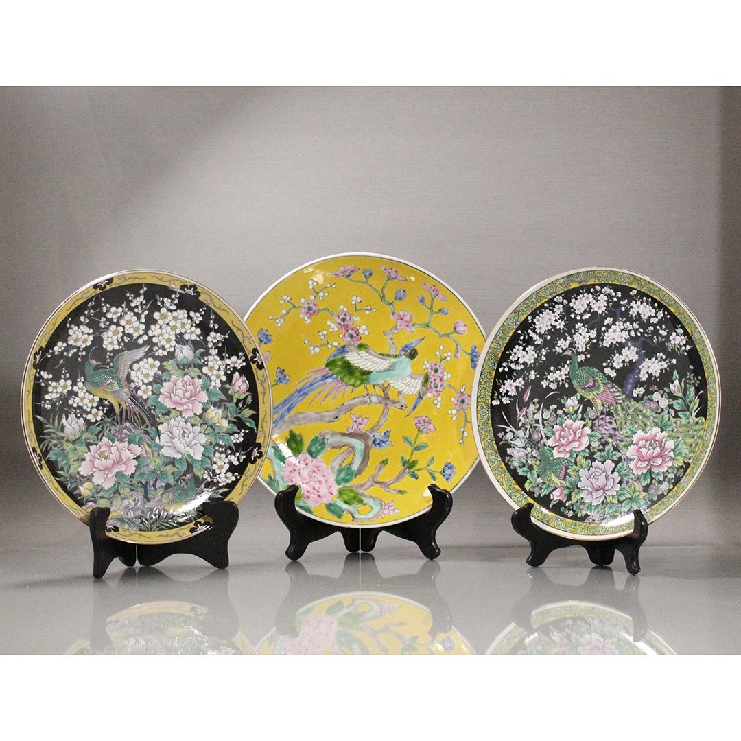Three Assorted Porcelain Bird Plates Japanese Nippon: Three Assorted Porcelain Bird Plates Japanese Nippon. Size: 10,5 in. diameter