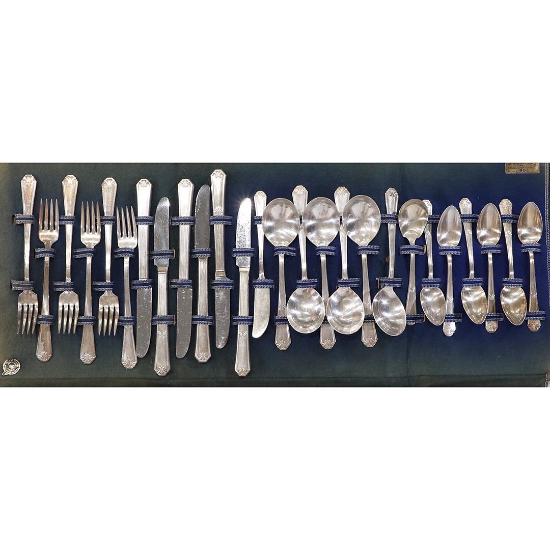 William Rogers Silver Plate Flatware Set Service for 6: William Rogers Silver Plate Flatware Set Service for 6. size: 28L x 11w case (6x teaspoon, 1x sugar spoon, 6x soup spoon, 1x cheese knife, 6x butter knife, 6x fork