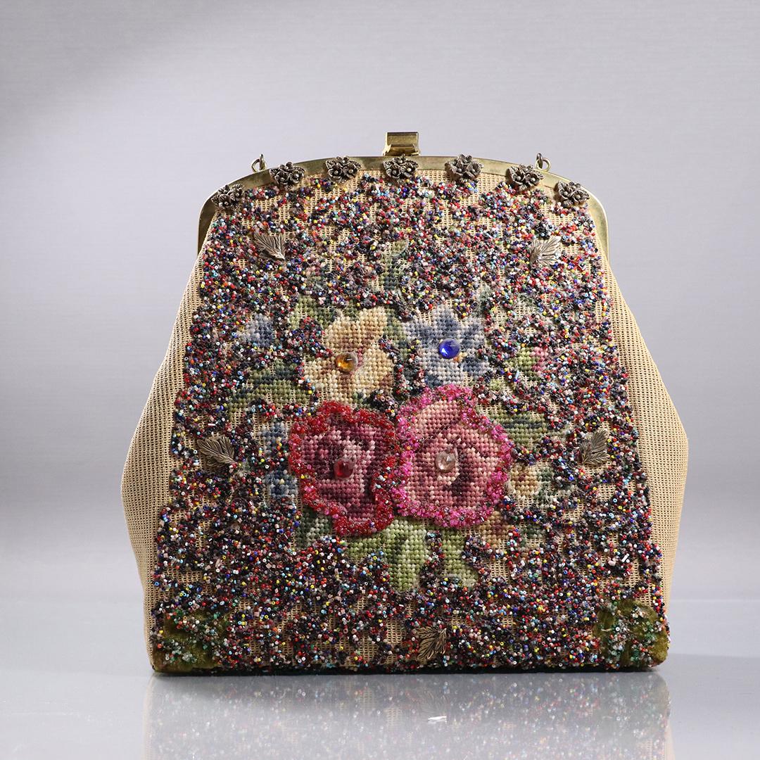 Vintage 1940s Beaded Purse Floral Bakelite Handle: Vintage 1940s Beaded Purse Floral Bakelite Handle. size: 12 in. height x 12 in. wide