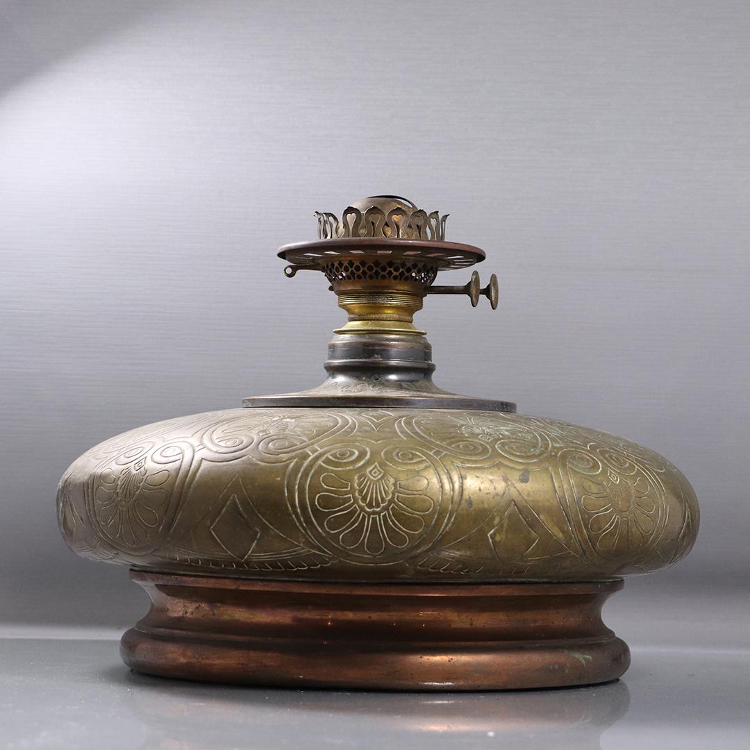 Miller Incised Brass Squat Kerosene Lamp Base, E M & Co (1 of 8)