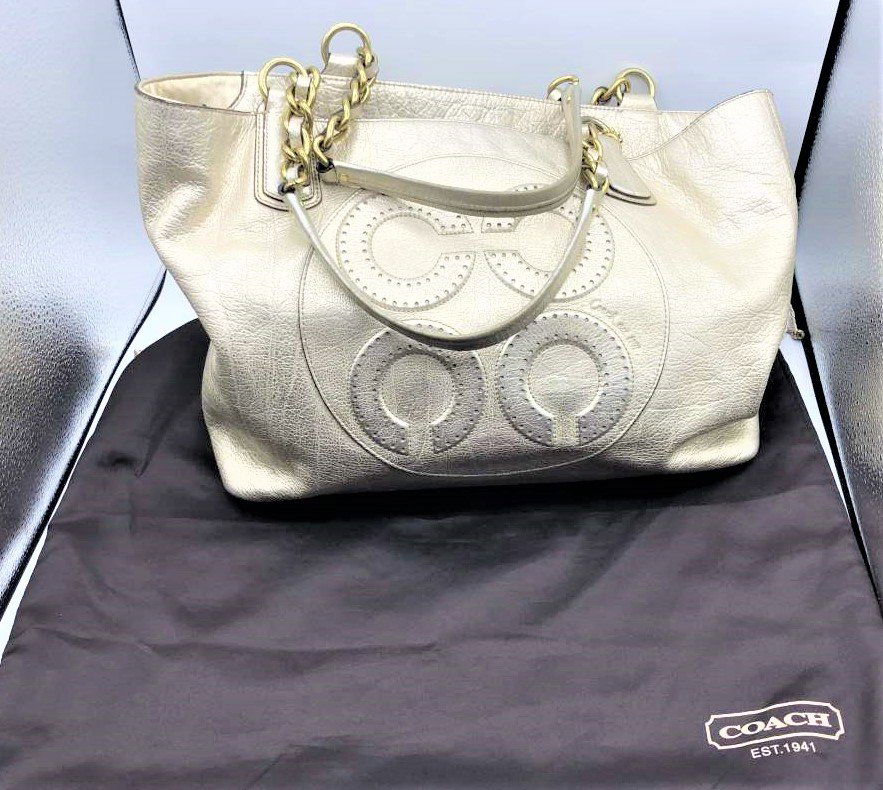 COACH White Leather Handbag Like-New with Dust Bag: COACH White Leather Handbag Like-New with Dust Bag. Size: 15 in. x 9.5 in.