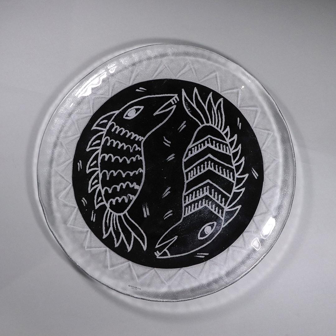 Kosta Boda Ulrich Hydman-Vallien Art Glass Fish Platter: Kosta Boda Ulrich Hydman-Vallien Art Glass Fish Platter. Original label. size: 1.25h x 15dia