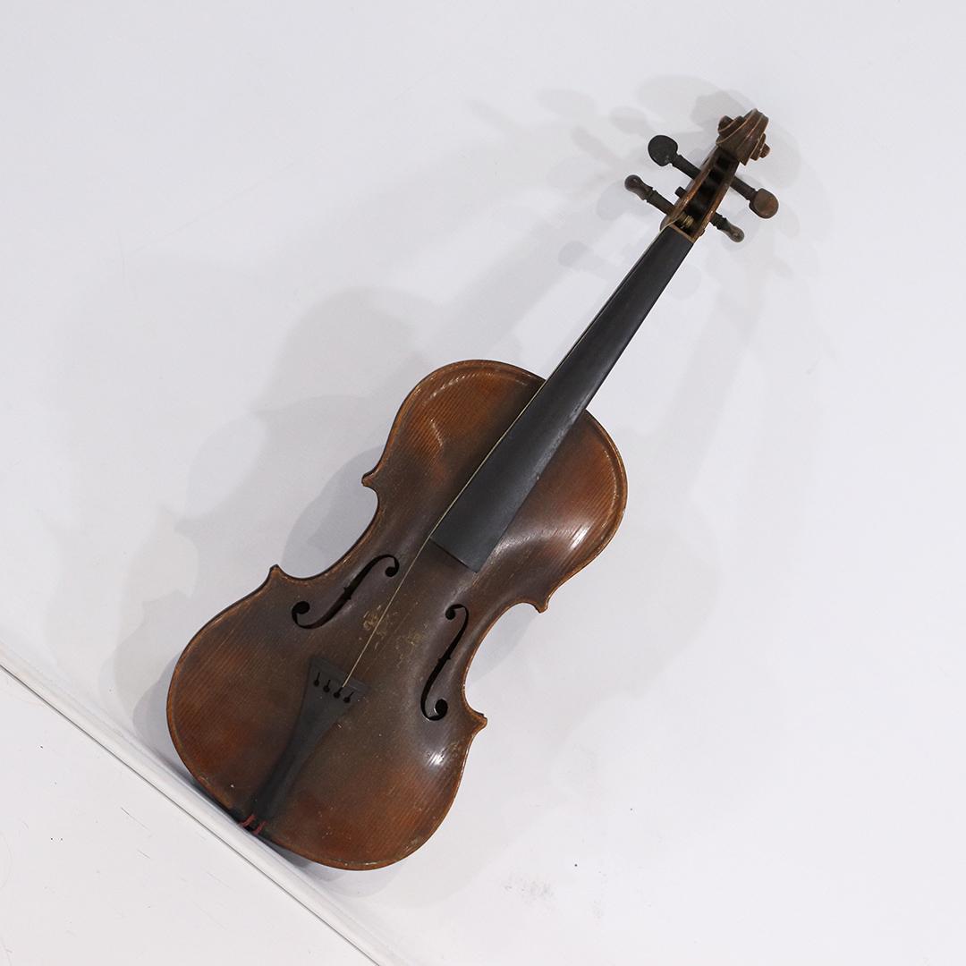 Antique Violin with Bow in Original Wood Case: Antique Violin with Bow in Original Wood Case. size: 23L x 8w
