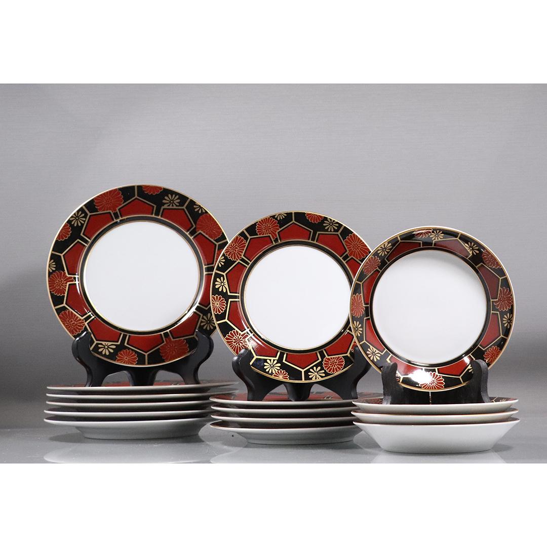 [15] Fitz and Floyd "Kuruma" Red and Black Plates: [15] Fitz and Floyd "Kuruma" Red and Black Plates. size: (4x) 5.25dia bowls, (5x) 6.5dia plates, (6x) 7.5dia plates