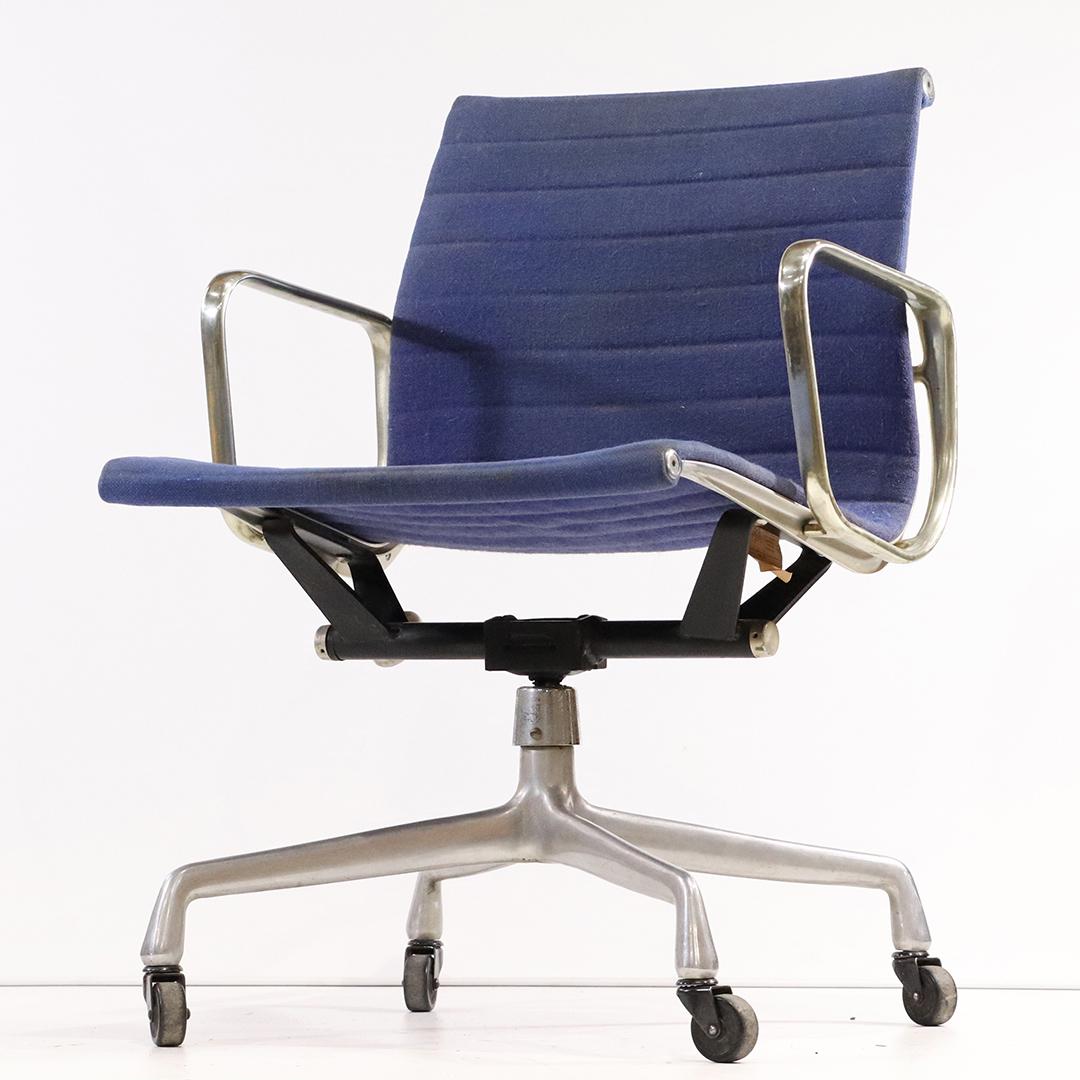 Eames Herman Miller Style Aluminum Group Office Chair: Eames Herman Miller Style Aluminum Group Office Chair. Blue upholstery. Clean. Vintage. size: 32.5h x 22.5w
