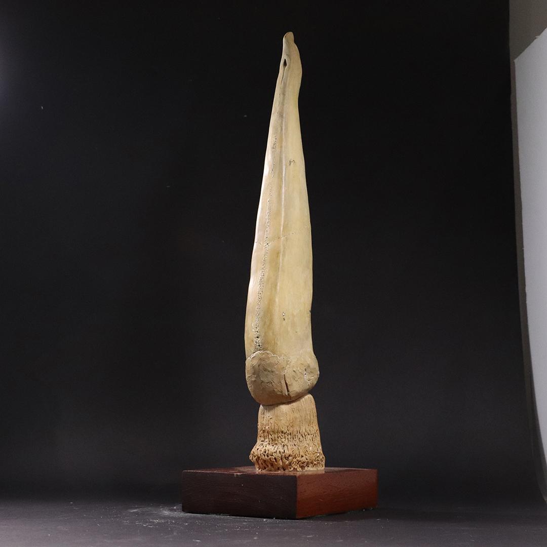 Mid-Century Modern Obelisk Artist Sculpture - Vintage: Mid-Century Modern Obelisk Artist Sculpture - Vintage. size: 19h x 6w