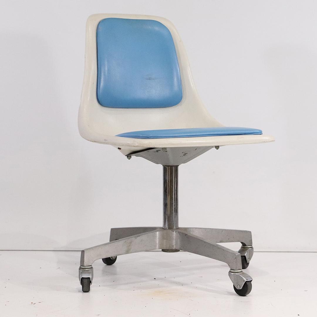 HOWELL Mid-Century Modern Swivel Office Chair: HOWELL Mid-Century Modern Swivel Office Chair, white and blue. Size: 29h , 17 h , 18 w