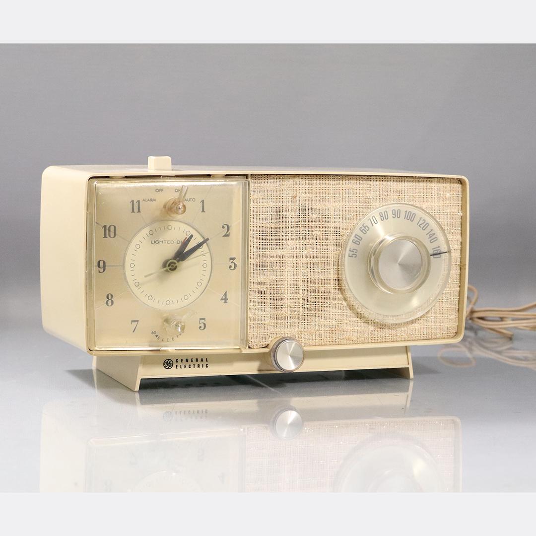 1950s White Plastic General Electric Clock Radio: 1950s White Plastic General Electric Clock Radio. Size: 6 x 11 x 5