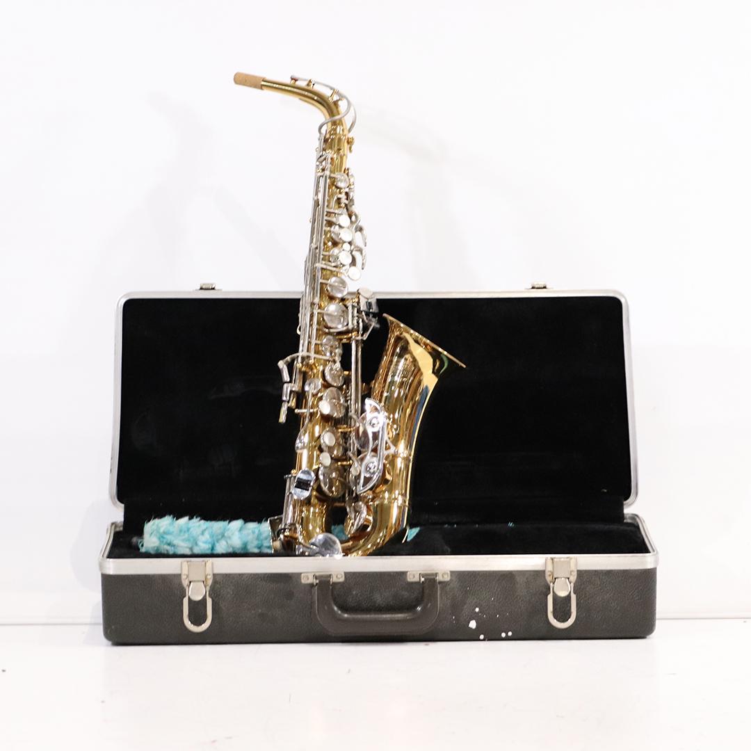 Bundy Saxophone The Selmer Company #804320 with Case: Bundy Saxophone The Selmer Company #804320 with Case. Clean. size:26L
