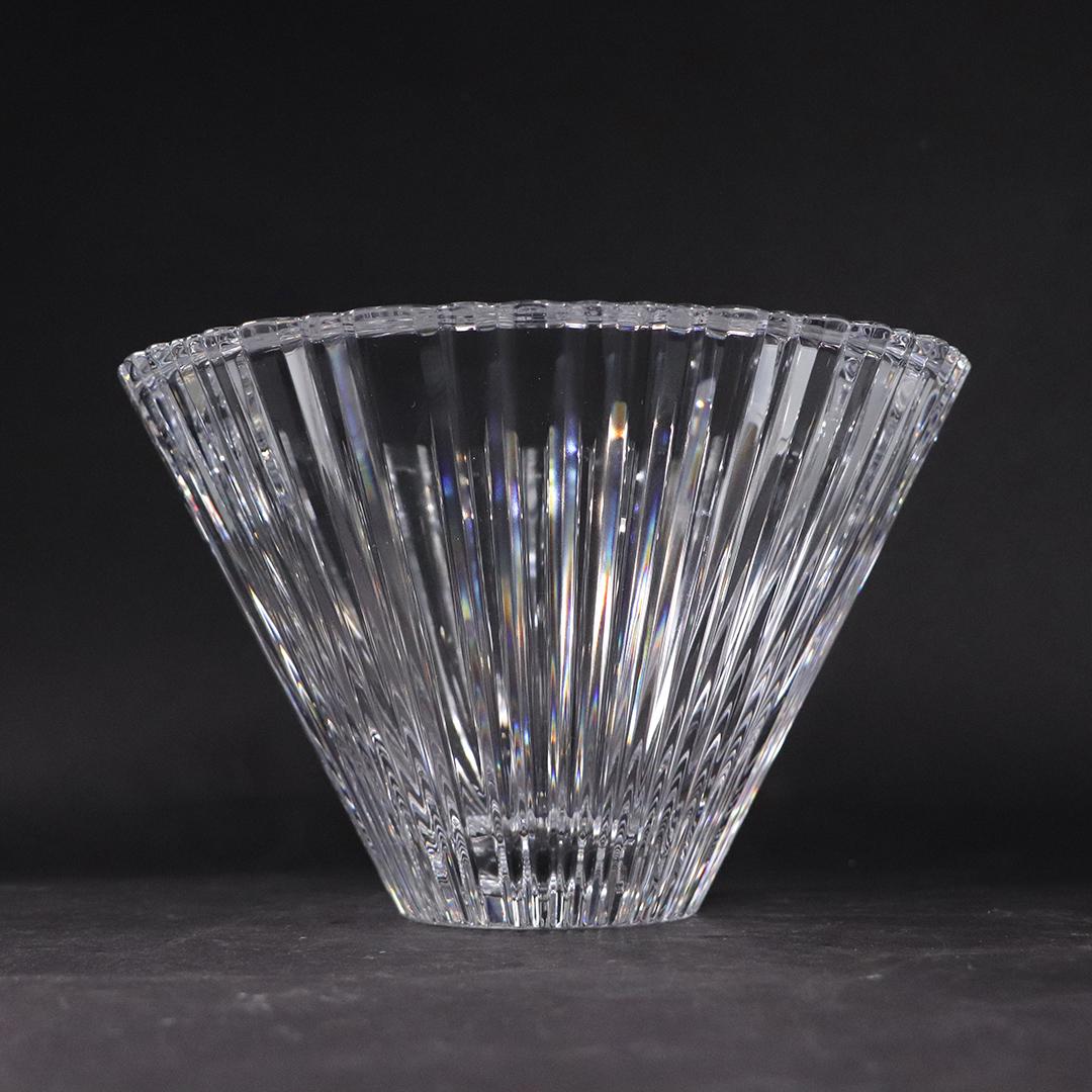 Signed ORREFORS Crystal Glass Ribbed Center Bowl: Signed ORREFORS Crystal Glass Ribbed Center Bowl. size: 5.5h x 8.75w