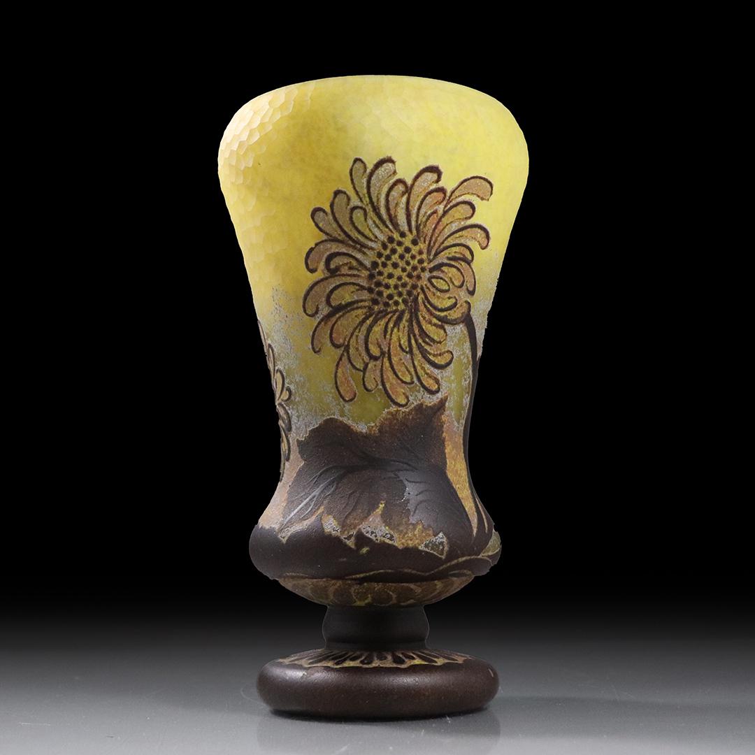 Daum Nancy Signed Cameo Art Glass Vase: Daum Nancy Signed Cameo Art Glass Vase. Signed on base edge. size:9h x 5w