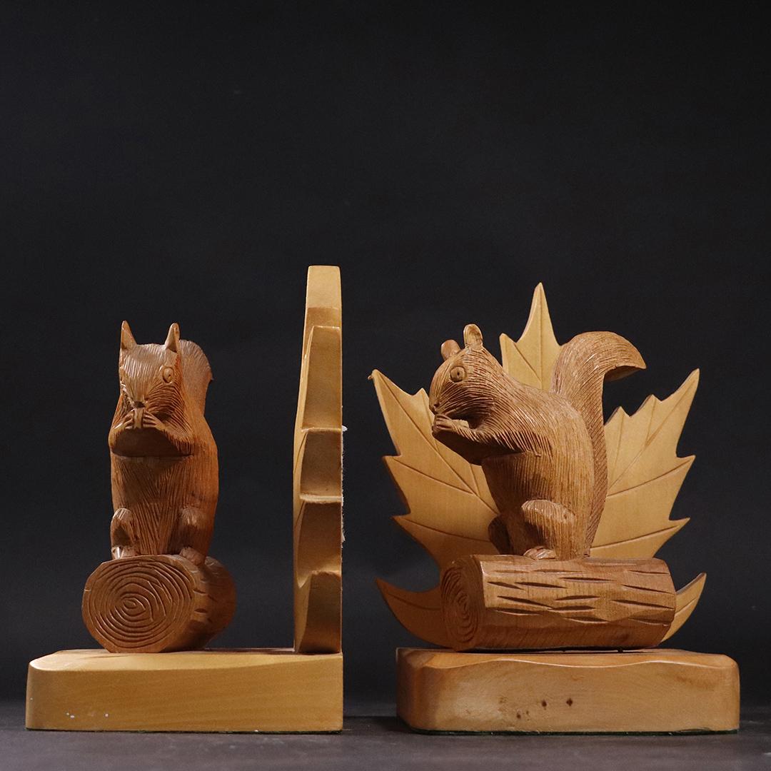 Signed Girard Fortin Carved Wood Squirrel Bookends: Signed Girard Fortin Carved Wood Squirrel and Oak Leaf Bookends. Original finish. Adirondack Folk Art. size: 7.5h x 5.75w