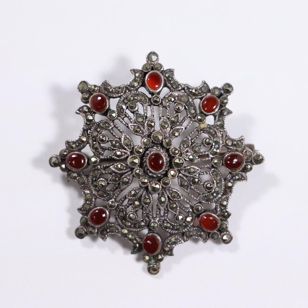 .925 Sterling Silver Carnelian Marcasites Brooch: .925 Sterling Silver Carnelian Marcasites Brooch. Size: 1.5 in. diameter