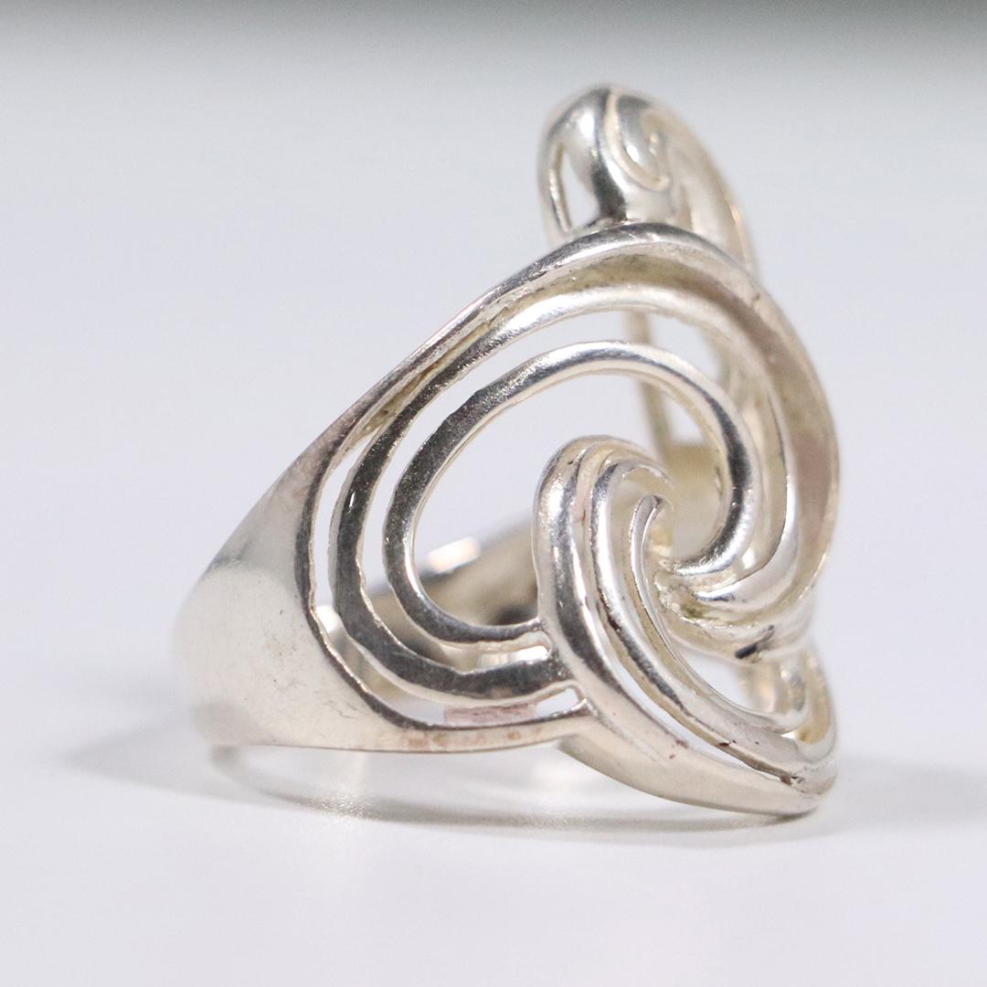 .925 Sterling Silver Swirl Modernism Ring Size 8.5: .925 Sterling Silver Swirl Modernism Ring Size 8.5 ; size 1 1/8 in. x 7/8 in.