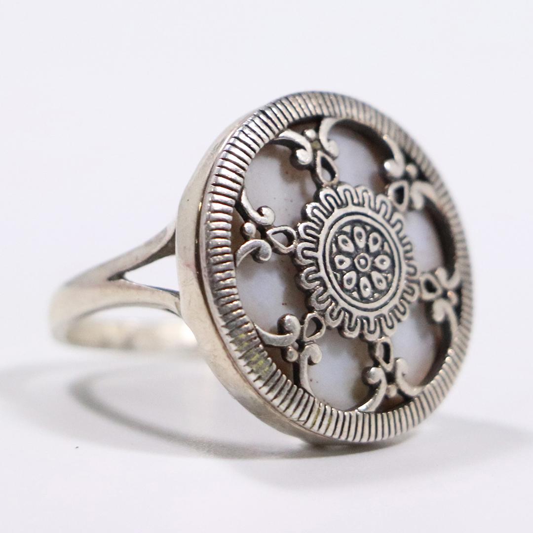 .925 Sterling Silver Round Ring with Shell Insert: .925 Sterling Silver Round Ring with Shell Insert. Ring size: 6.5 ; size 7/8 in. diameter