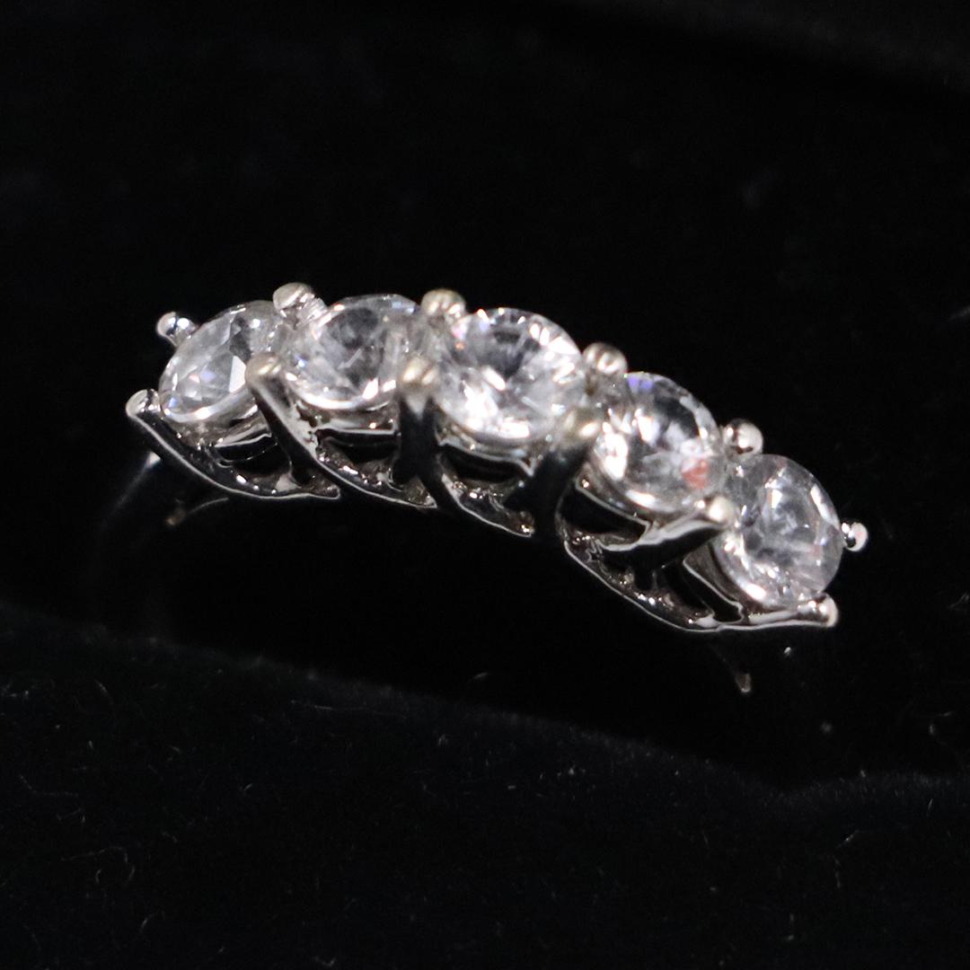 14 K White Gold Spinel Ring Row of 5 Stones Size 6: 14 K White Gold Spinel Ring Row of 5 Stones. Ring Size 6 ; Size 3/4 in. x 1/8 in.