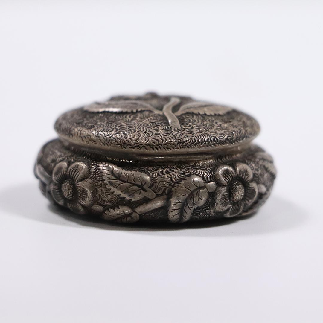 Sterling Silver Vintage Pill / Trinket Box Flower Top (1 of 5)