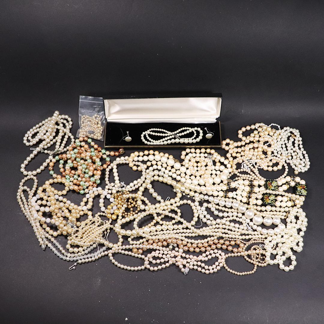 Hidden Treasures GRAG BAG 22+ Assorted Pearl Necklaces (1 of 10)