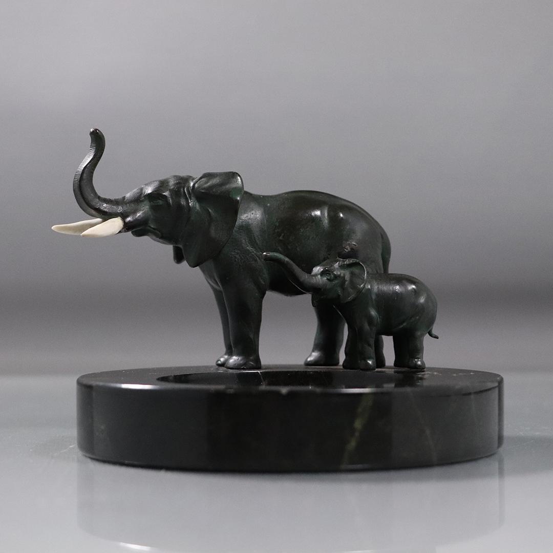 Bronzed Elephants on Marble Ashtray Dish Vintage: Bronzed Elephants on Marble Ashtray Dish Vintage. Good bronze patina finish. size: 4h x 5w