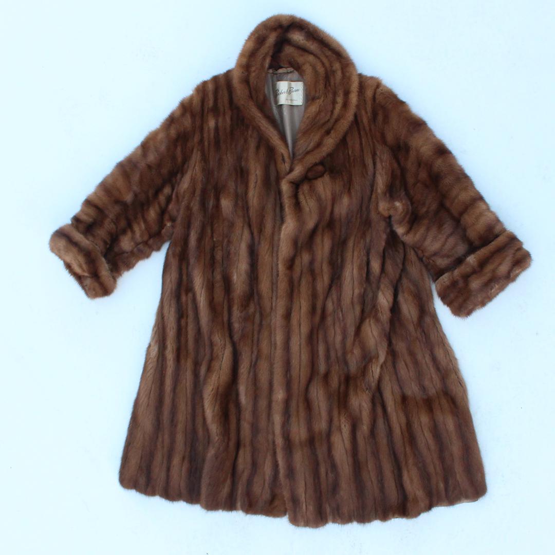 Mink Fur Coat: Mink. size: 41 x 22 x 17