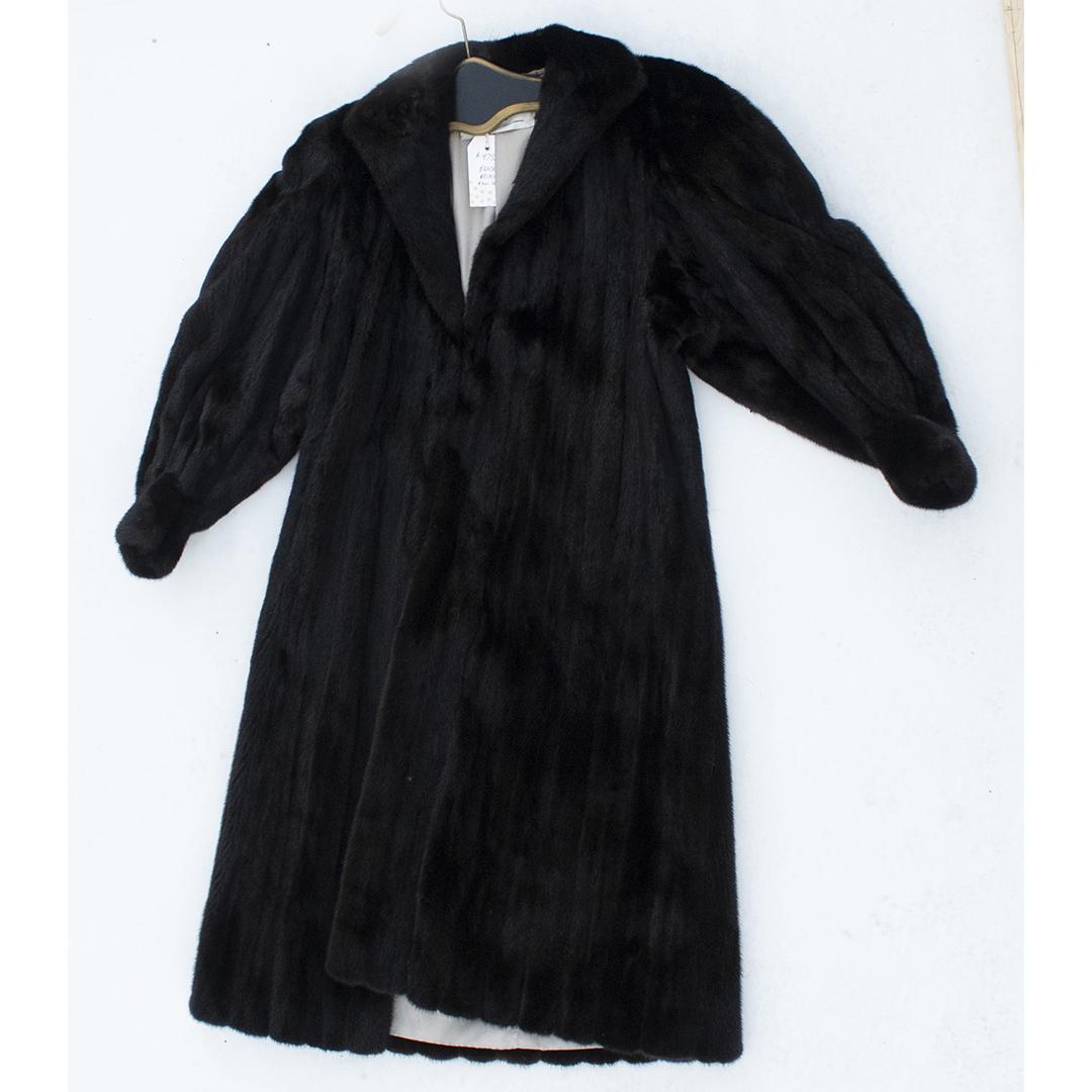Mink Fur Coat: Mink. size: 49 x 26 x 19