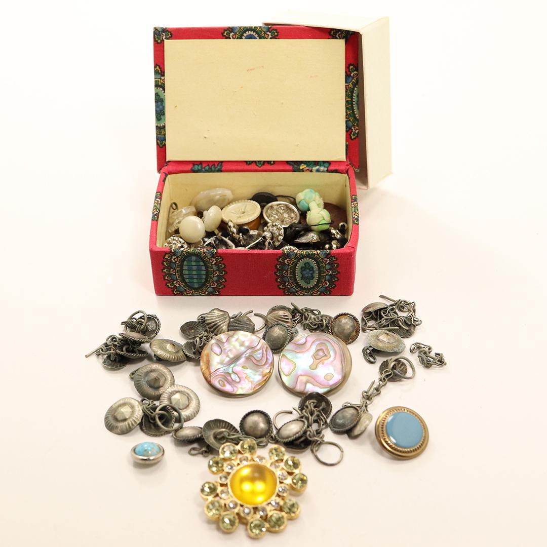 Variety Assorted Buttons Hidden Treasures GRAB BAG (1 of 8)