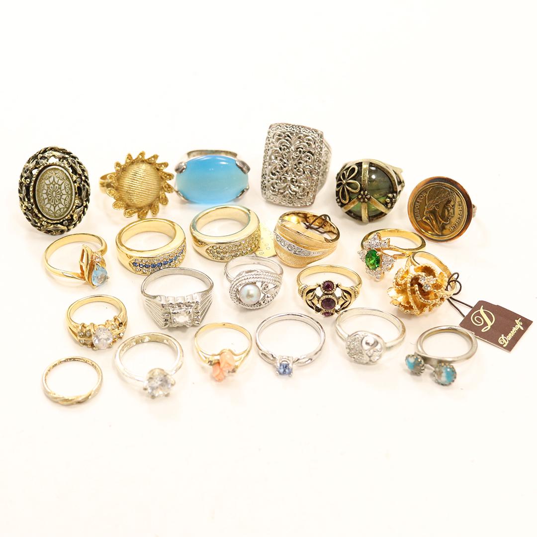 22 Costume Jewelry Rings Hidden Treasures GRAB BAG (1 of 10)