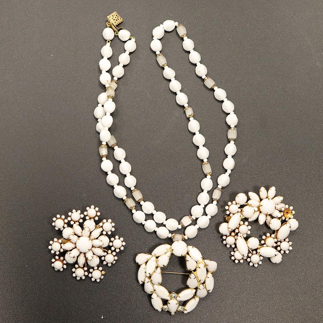 [4] White Milk Glass Beads Necklace & 3 Milk Glass Pins: [4] White Milk Glass Beads Necklace & 3 Milk Glass Beads Brooches /Pins. Vintage. Size" necklace 29 in. x 3/8 in. ; Brooches 2 in.; 2 1/4 in. and 2 1/4 in.