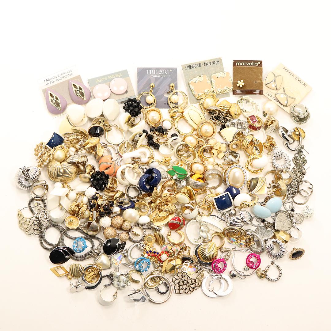 Over 100 Pairs Costume Fashion Designer Earrings: Over 100 Pairs Costume Fashion Designer Earrings - Hugh Variety. Names: Trifari, Vogue, Marvella, Sarah Coventry, Monet, Lisner, Weiss. Various Sizes.