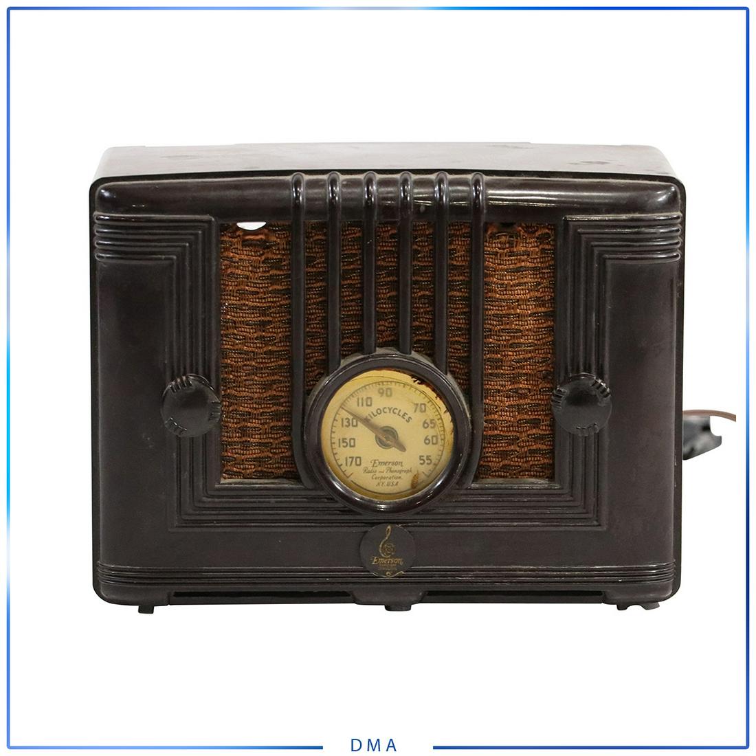 Emerson Vintage Brown Bakelite Case Table Top Radio: Emerson Vintage Brown Bakelite Case Table Top Radio. size: 7h x 9.25l x 5.5w