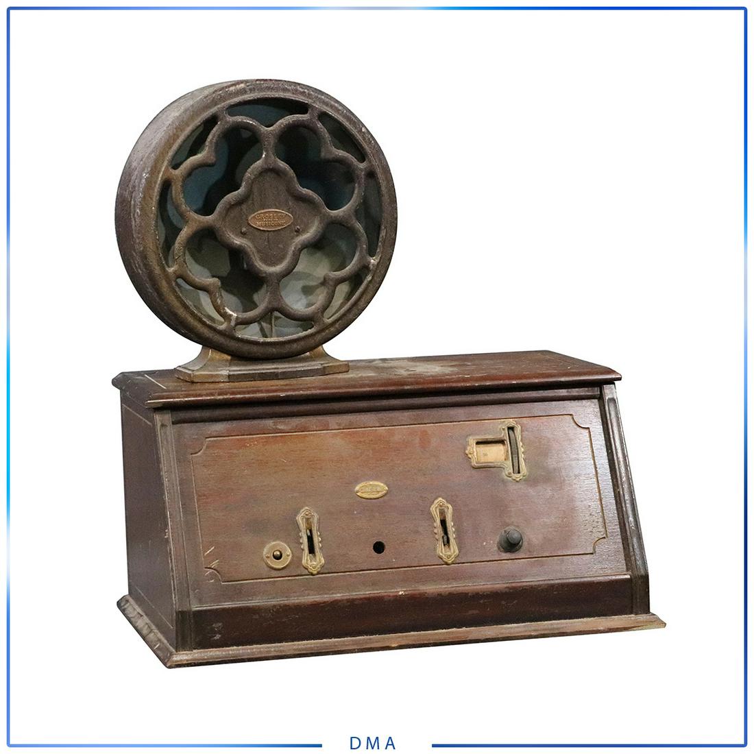 Crosley Vintage Wood Case Radio with External Speaker: Crosley Vintage Wood Case Radio with External Speaker. Size: 10.5 x 20