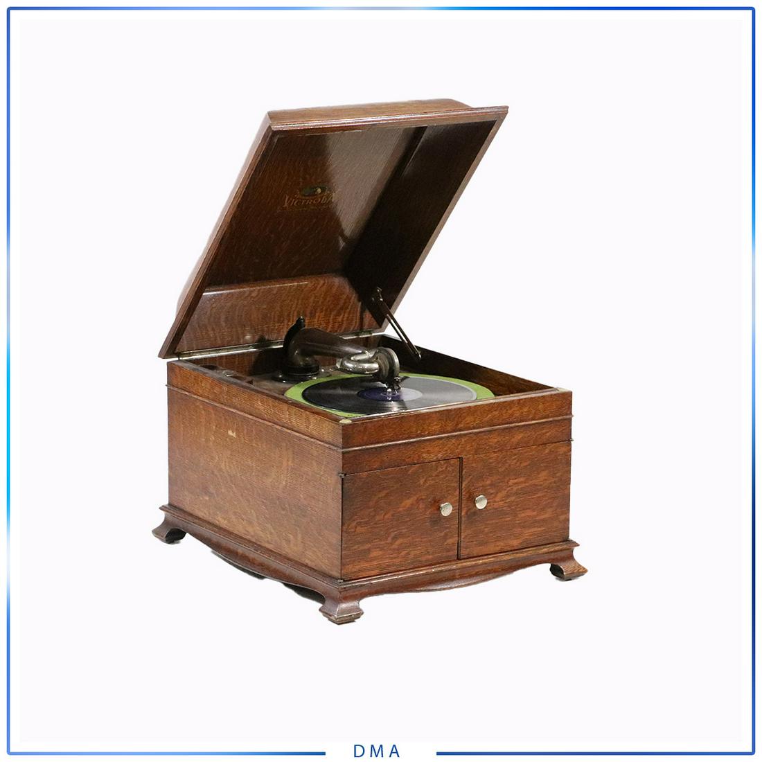 Victor Talking Machine - Oak Case Wind-Up Victrola: Victor Talking Machine - Oak Case Wind-Up Victrola. Original, Clean finish. size: 15h x16l x 19.5w