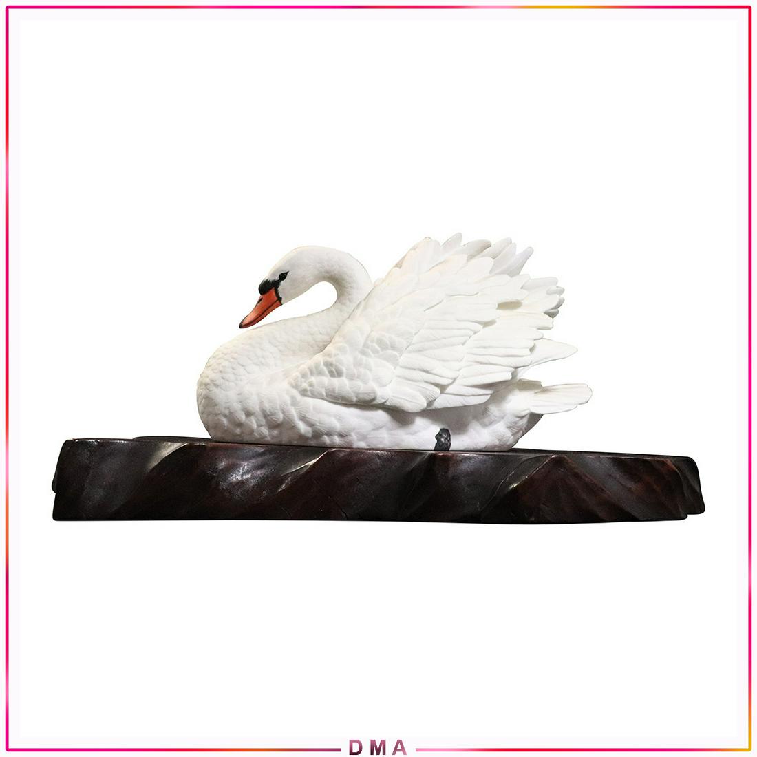 LENOX Fine Porcelain The Graceful Swan Figure on Base: LENOX Fine Porcelain The Graceful Swan Figure on Base. Size: 4h x 7.5L