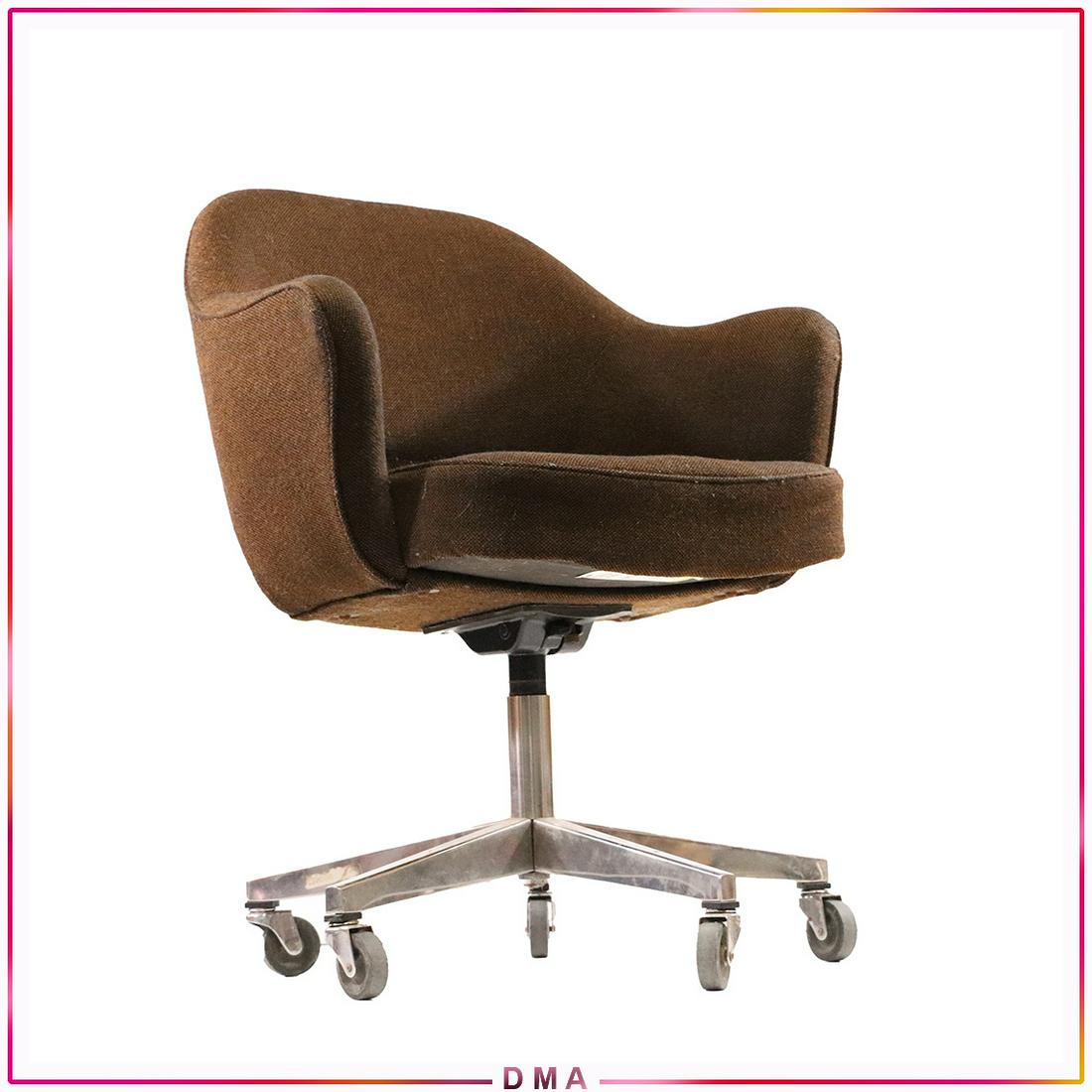 Saarinen for Knoll International Brown Swivel Chair: Saarinen for Knoll International Brown Swivel Chair. Original brown upholstery, Original Label: Knoll International. Clean. Size: 33x25x21