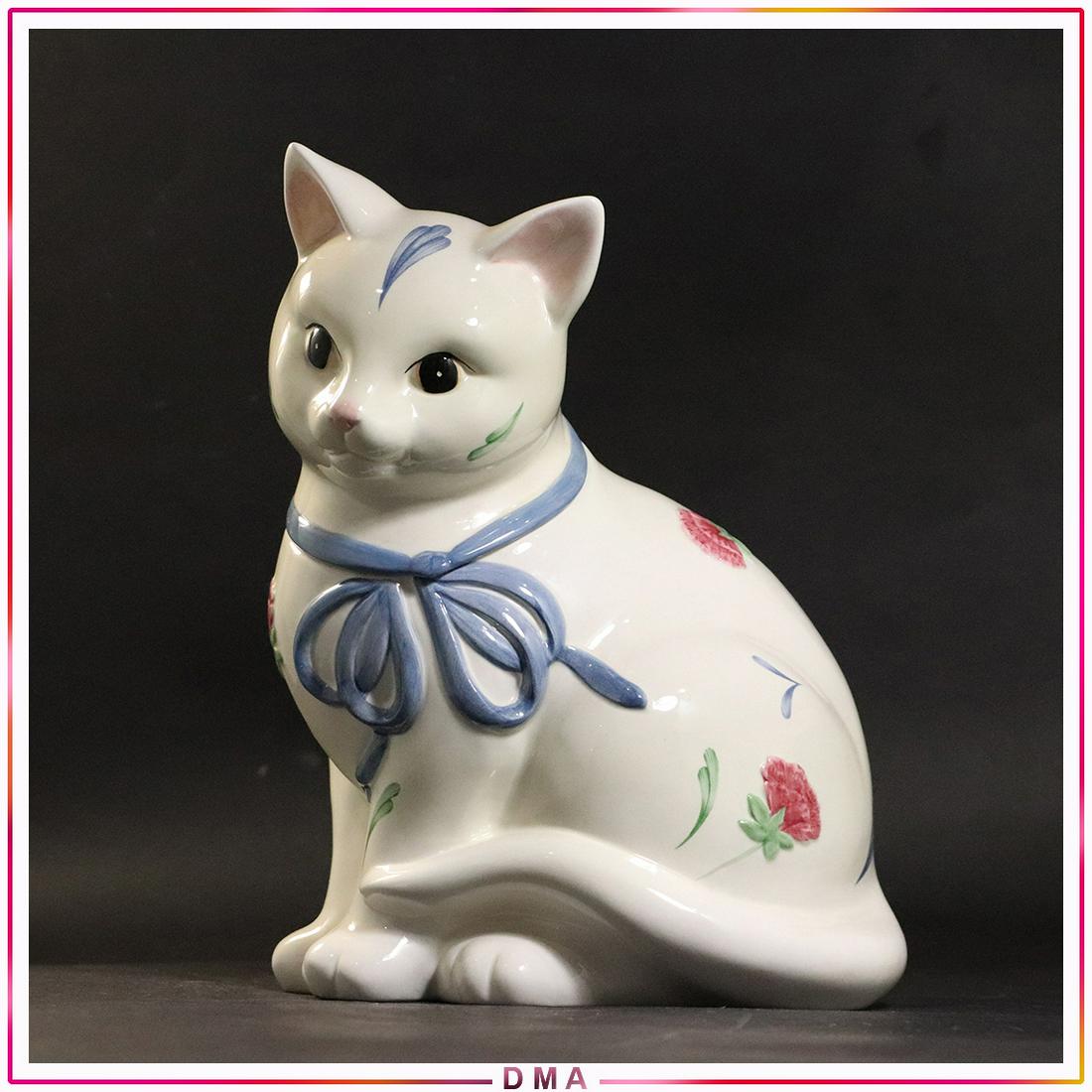 LENOX Fine Porcelain Cat Cookie Jar "Poppies on Blue": LENOX Fine Porcelain Cat Cookie Jar "Poppies on Blue". Size: 10.5x8x7
