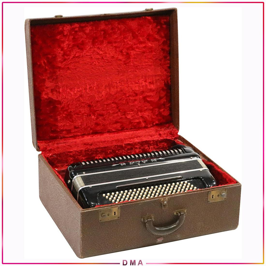 Wurlitzer Accordion Vintage in Original Carrying Case: Wurlitzer Accordion Vintage in Original Carrying Case. Size: 9x18x17 instrument, 9.5x21.5x18 case