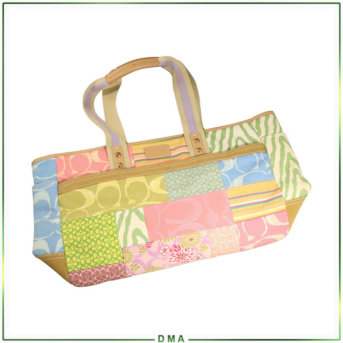 COACH Summertime Patchwork Quit Signature Handbag Clean: COACH Summertime Patchwork Quit Signature Handbag Clean. Size: 9h x 19w