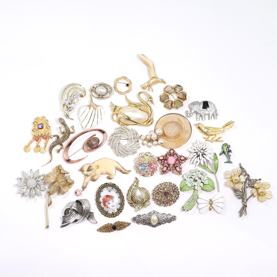 [3] Thirty Assorted Designer Costume Fashion Brooches: [3] Thirty Assorted Designer Costume Fashion Brooches. BSK My Fair Lady , Lisner, LR Swan pin, Vandome, Coro Iris, Trifari Butterfly, Renoir planet; Art, Averil. size: various sizes.