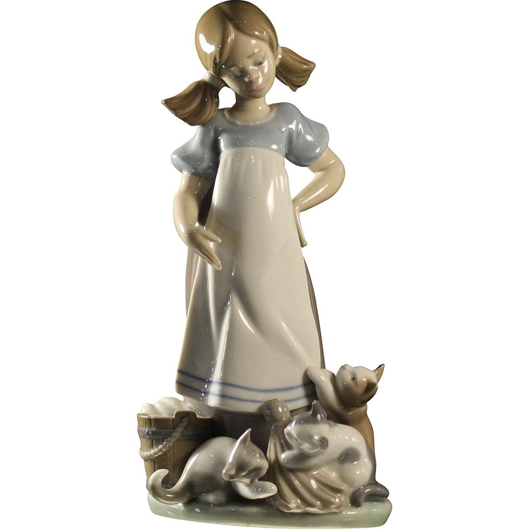 Lladro Porcelain Figure Young Girl with Kittens at Feet (1 of 10)