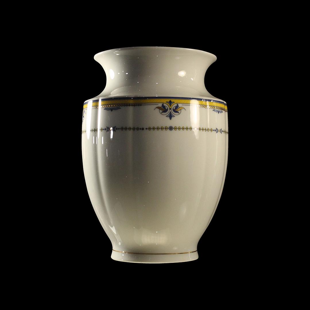 Rosenthal Classic Germany Pearl China Porcelain Vase: Rosenthal Classic Germany Pearl China Porcelain Vase in box. Size: 9.5 h