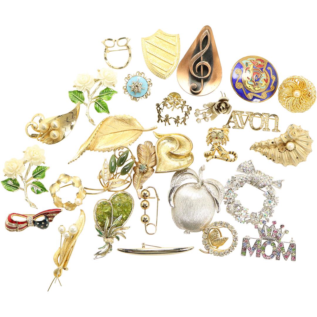 [28] Assorted Costume Fashion Brooches Some with Names: [28] Assorted Costume Fashion Brooches Some with Names: Sarah Coventry, Coro, Carol Lee, Roma, Jomaz. Size: Various average size 2 in. to 2 1/2 in.