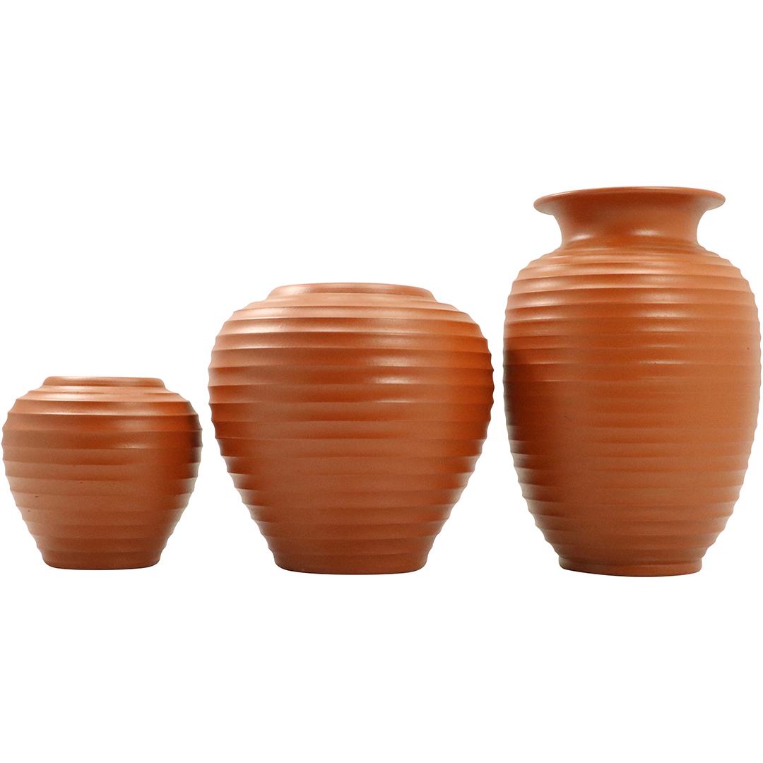 [3] Raymor Ceramic Pottery Vases in Graduated Sizes: [3] Raymor Ceramic Pottery Vases in Graduated Sizes. Impressed marks and original label. Mid-Century Modern. Size: 4h x 4w, 6h x 6w, 8.5h x 5w