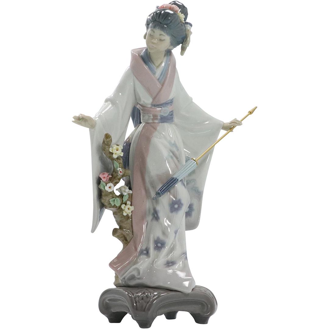 LLADRO Fine Porcelain Geisha Girl Holding Parasol (1 of 9)