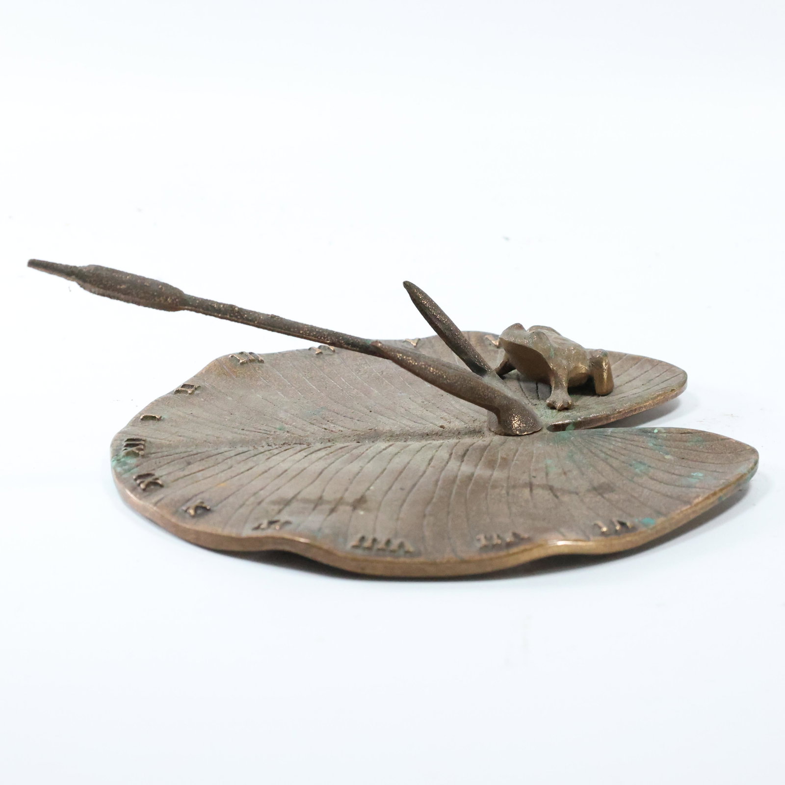 Bronze Frog on Lily Pad Sundial: Bronze Frog on Lily Pad Sundial. Good patina finish. size: 3 x 8