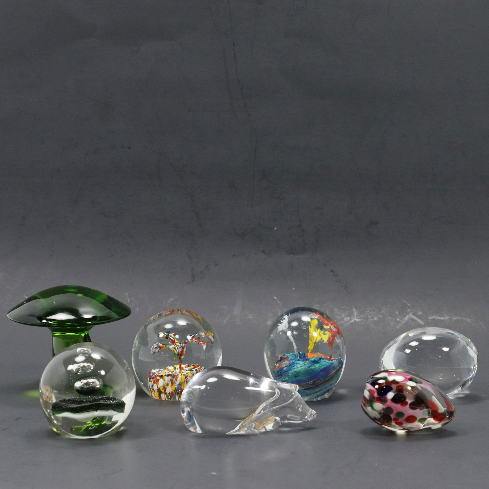 [7] Assorted Art Glass Paperweights Internal Decoration (1 of 19)