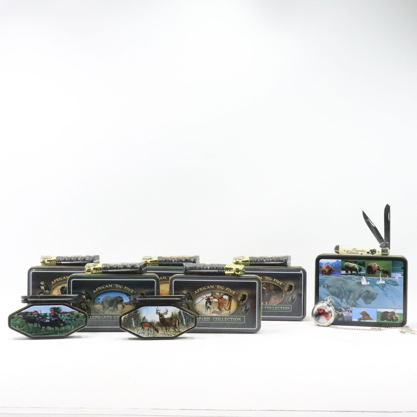 [8] Assorted Collectable Scenic Folding Knives in Boxes: [8] Assorted Collectable Scenic Folding Knives in Boxes. size: (knifes 4.5h closed 8h open 1.25h), boxes range 1.5h 6.5w)