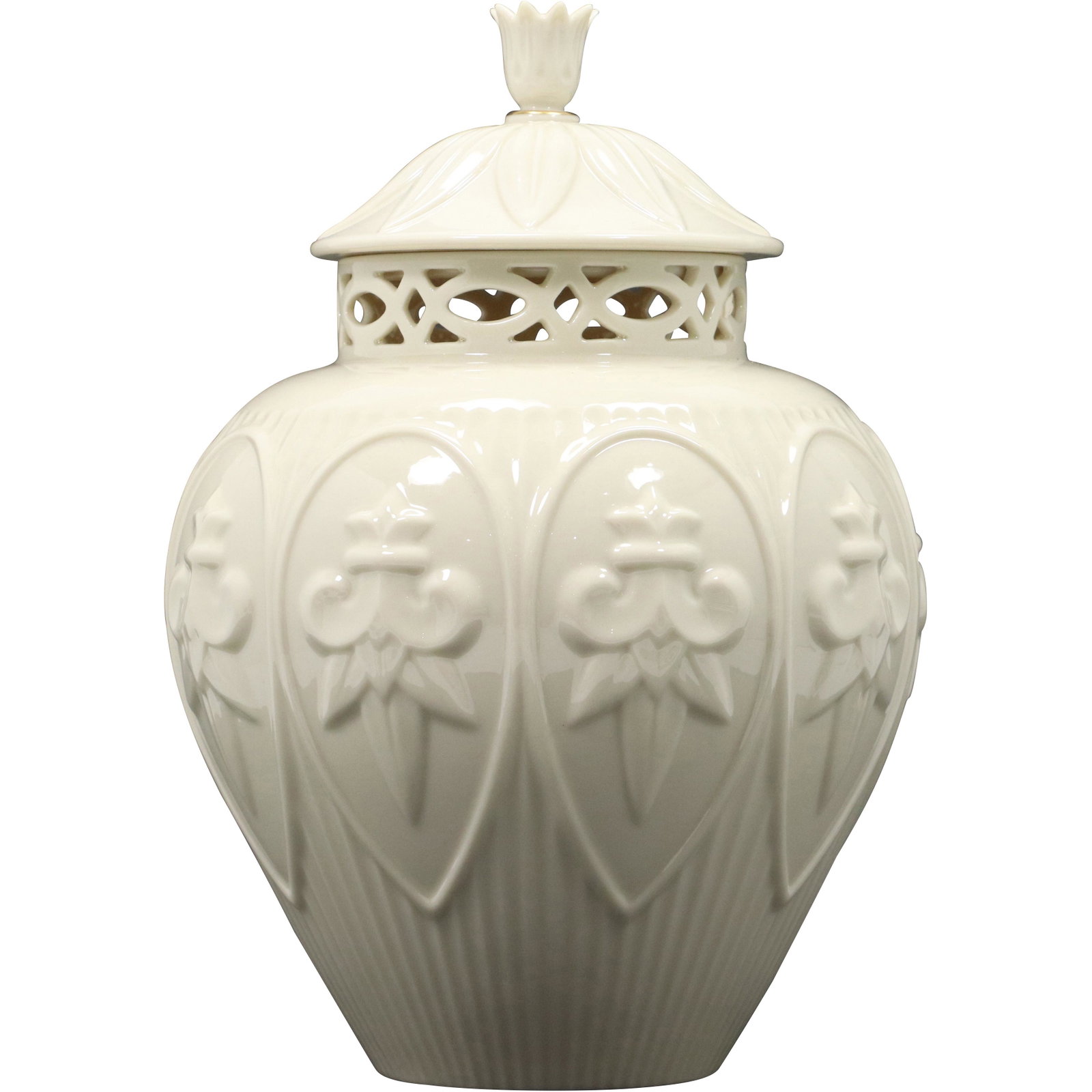Lenox Fine Porcelain Ginger Jar with Cover: Lenox Fine Porcelain Ginger Jar with Cover. size: 10h 7w