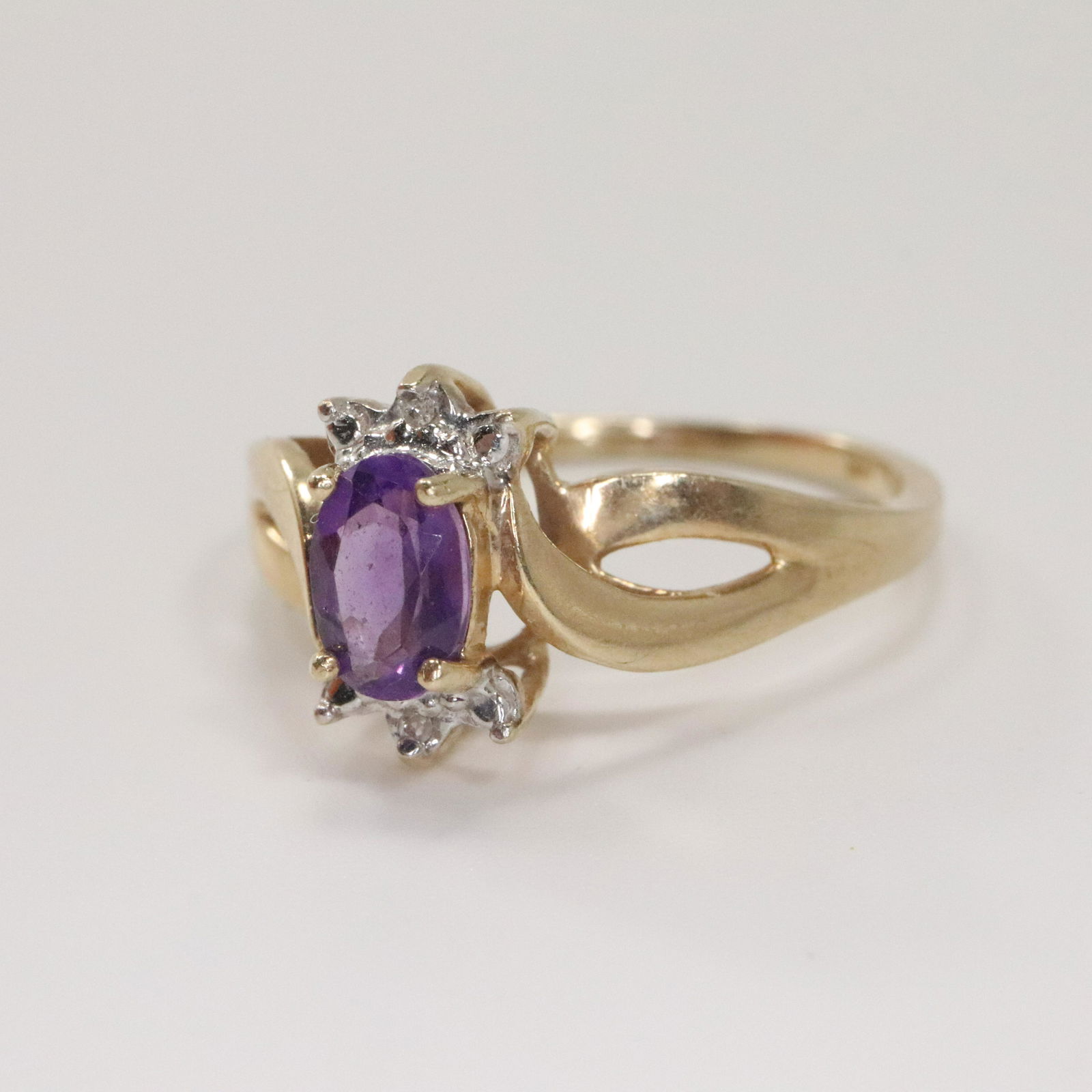 10K Yellow Gold Amethyst and Diamond Ring Size 6.5 (1 of 5)